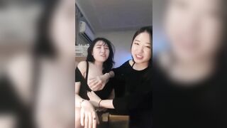 2 em gái les hàn quốc ngồi talkshow nói chuyện