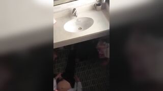 Vờn nhau trong Wc