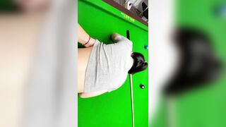 Hiếp dâm em nhân viên quán bida rồi xuất tinh vô lồn