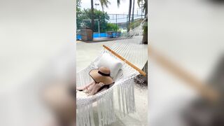 Thấy em gái ngủ hở vú bên bờ biển sao đáy anh em
