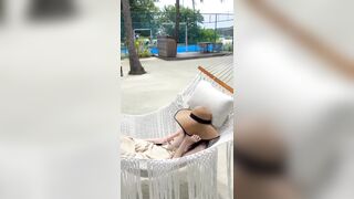 Thấy em gái ngủ hở vú bên bờ biển sao đáy anh em