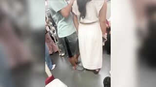 Anh trai biến thái cạ cu chị gái nơi công cộng