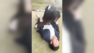 Đánh nhau mà chơi bóp chim thế này thì chịu rồi