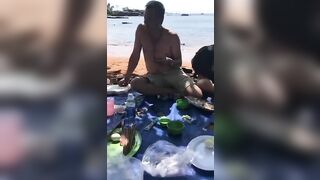 Đi biển chơi mà vợ bạn thả rông thế này