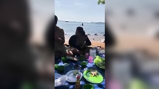 Đi biển chơi mà vợ bạn thả rông thế này