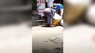 Chị gái đi nhận hàng để lộ hàng giữa chốn đông người