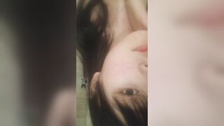 Gái xinh cũng đi đái à ?