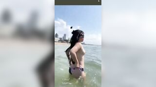 Em gái đi tắm biển cởi luôn bikini show public