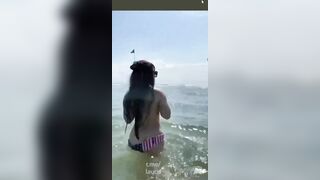 Em gái đi tắm biển cởi luôn bikini show public