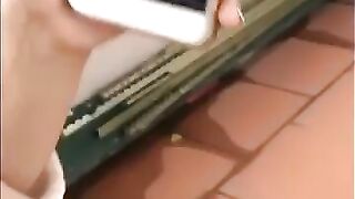 Đang chịch với bạn thân thì chồng gọi về