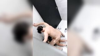 Em gái bị hiếp dâm trong nhà vệ sinh