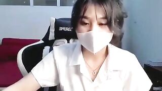 Bé áo dài dễ thương trên ghế livestream – Phần 5