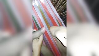 Nhân viên cà phê chòi bị khách đè móc bướm