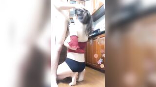 Chị dâu đang nấu ăn bị em trai hiếp dâm