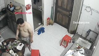 Hackcam chị bán cơm thay đồ