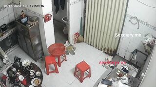 Hackcam chị bán cơm thay đồ