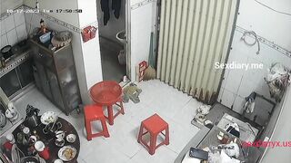 Hackcam chị bán cơm thay đồ