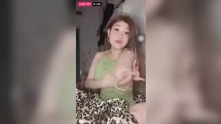 Em gái livetream quảng bá sản phẩm trân thật vl, đky kênh ib tui cho xem cơ thể nhó