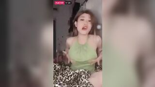 Em gái livetream quảng bá sản phẩm trân thật vl, đky kênh ib tui cho xem cơ thể nhó