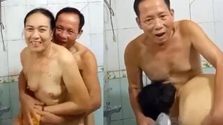 2 Ông Bà Già Mà Còn Sung Sức Địt Nhau Trong Nhà Tắm