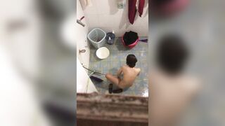 Quay lén em hàng xóm tắm 4