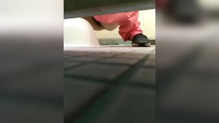 Thanh niên quay lén bạn cùng lớp đi WC