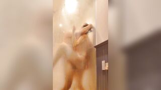 Nhìn vợ phục vụ cho em trai mình