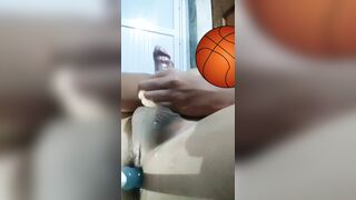 vừa sục cặc, vừa thủ dâm lỗ đít ra nhiều nước