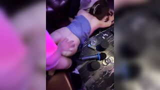 Hiếp dâm tập thể em nhân viên karaoke