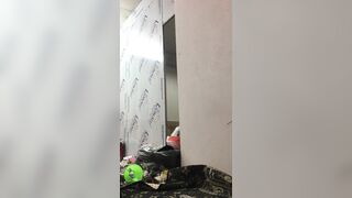 Quay lén em Bùi Ngọc My 2k1 nhân viên thay đồ cbi đi làm