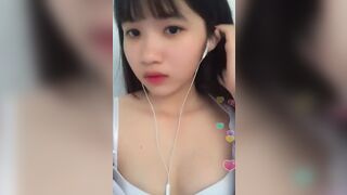 Em gái xinh live show ngực