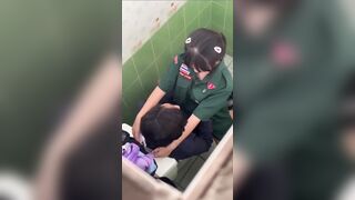Học sinh chịch nhau trong nhà vệ sinh