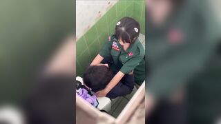 Học sinh chịch nhau trong nhà vệ sinh