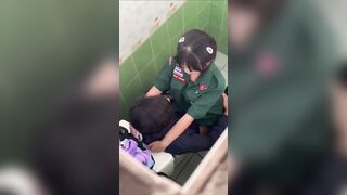 Học sinh chịch nhau trong nhà vệ sinh