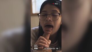 Cận cảnh cho em họ mới lớn thưởng thức cây kem