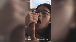Cận cảnh cho em họ mới lớn thưởng thức cây kem
