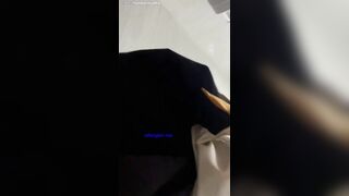 Em teen trốn vô tolet show vú với lồn cực ngon