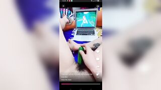 Vừa xem phim vừa thủ dâm
