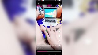 Vừa xem phim vừa thủ dâm