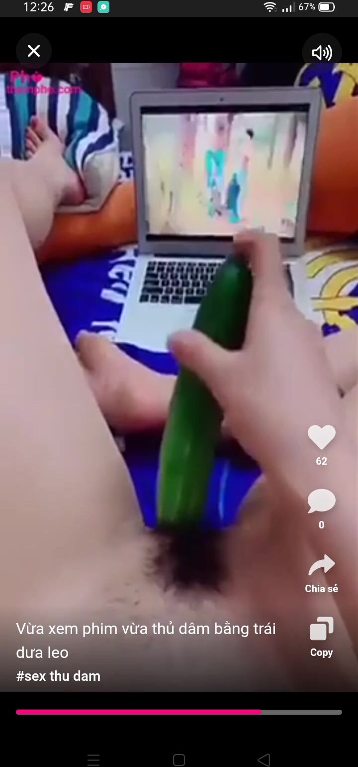 Vừa xem phim vừa thủ dâm