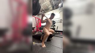 Đi tập gym nhưng mà nó lạ lắm
