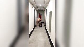 Anh trai bắt em gái mình bú cu tại hành lang