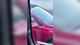 Em gái vừa lái xe vừa thủ dâm