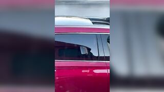 Em gái vừa lái xe vừa thủ dâm