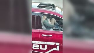 Em gái vừa lái xe vừa thủ dâm