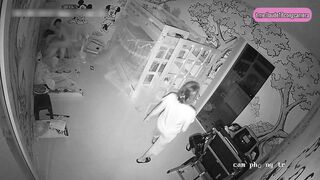 Hack cam vợ chồng đang phệt nhau thì mẹ vào xem