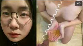 Em gái múp uống cạn nước đái của bạn trai