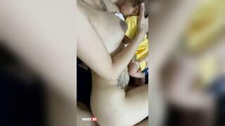 Vừa cho co bú vừa cho ck địt