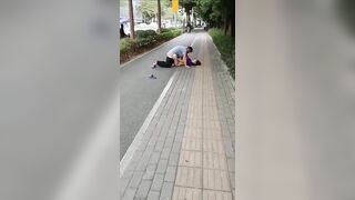 Thành niên nứng cặc hiếp dâm bà dì giữa đường phố