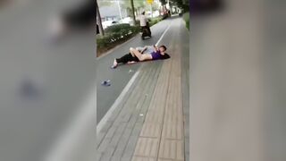 Thành niên nứng cặc hiếp dâm bà dì giữa đường phố